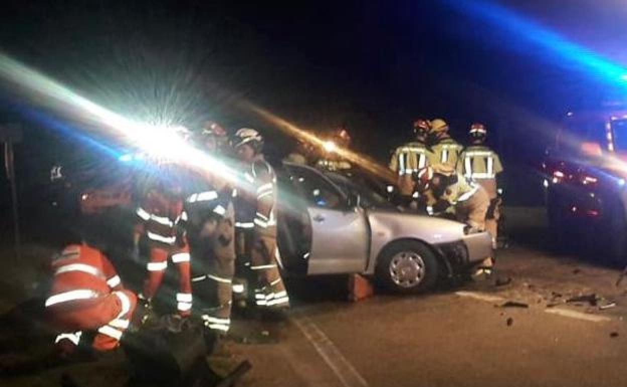 Bomberos y sanitarios del 112 de Castilla y León actúan en la zona del accidente. 