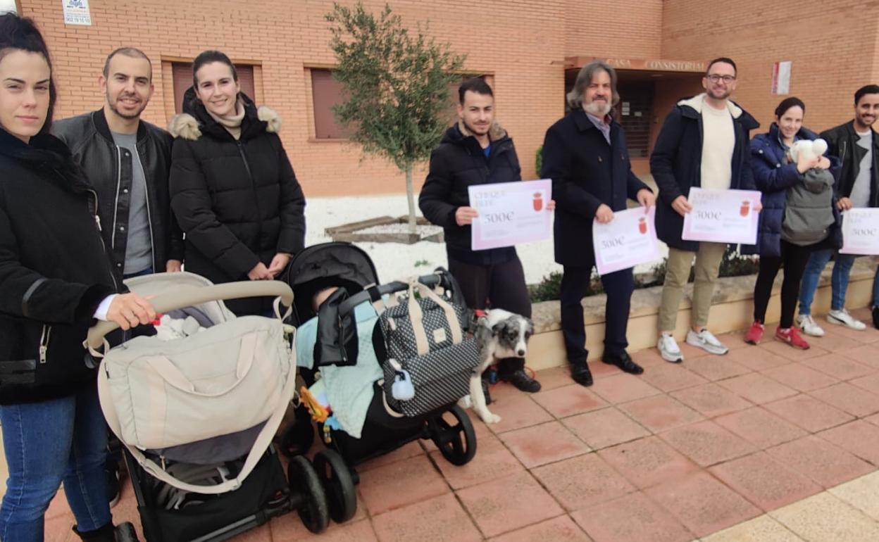 Las familias, tras recoger el cheque. 