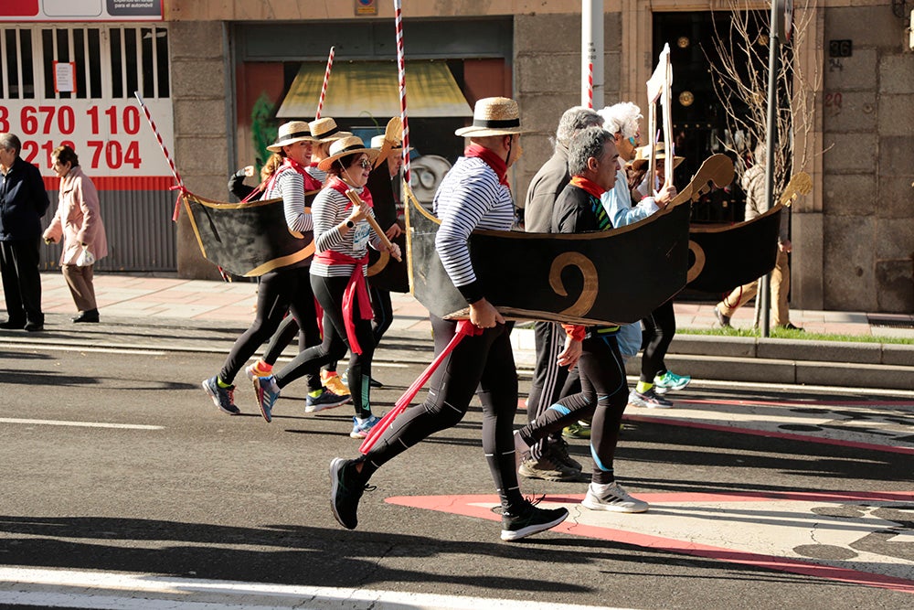 Fotos: Las Arañas ganan el concurso de disfraces de la San Silvestre por delante de Gondoleras y Fregonas