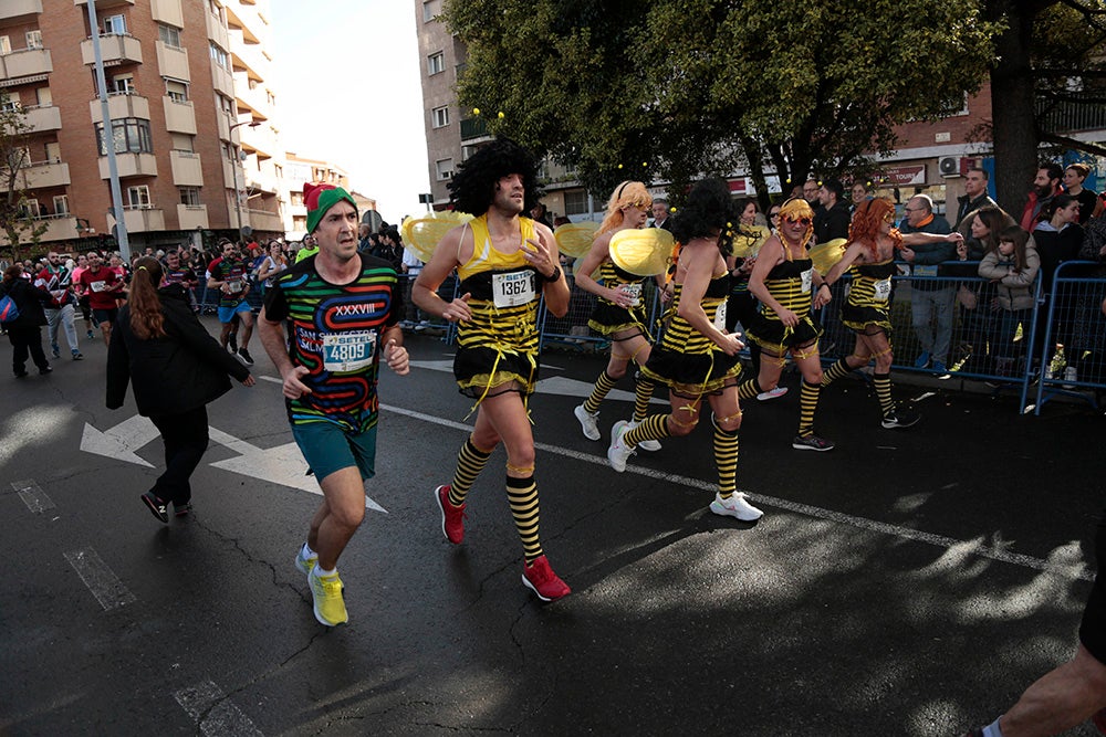 Fotos: Las Arañas ganan el concurso de disfraces de la San Silvestre por delante de Gondoleras y Fregonas