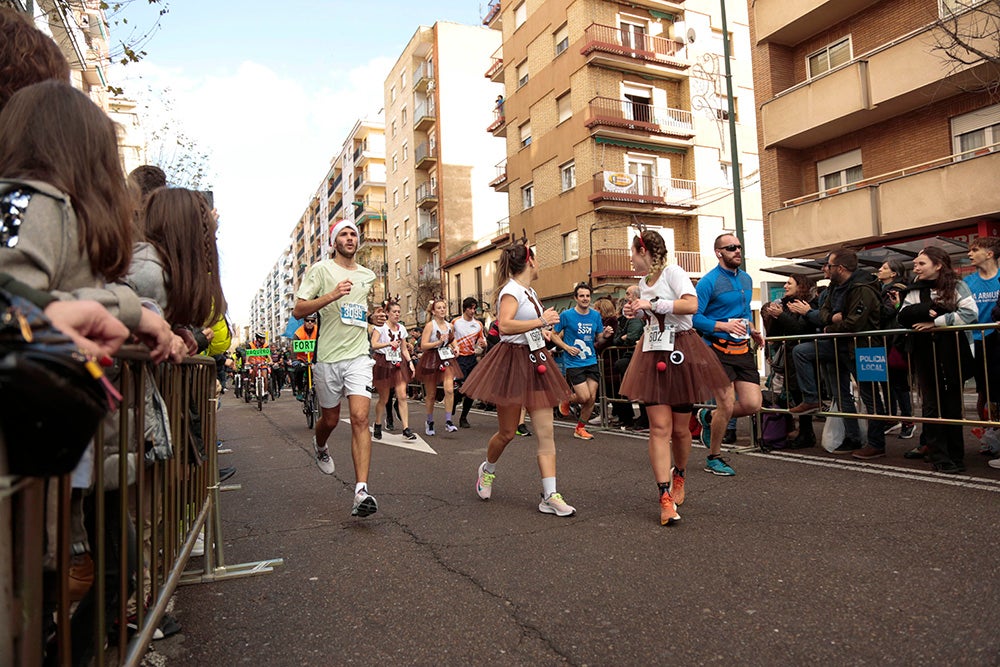 Fotos: Las Arañas ganan el concurso de disfraces de la San Silvestre por delante de Gondoleras y Fregonas