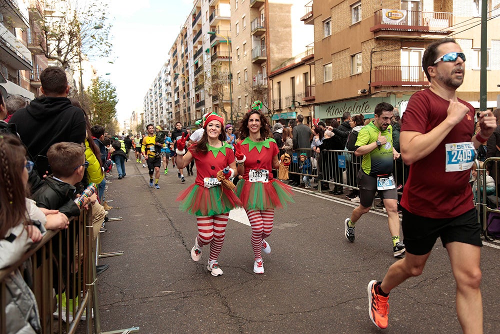 Fotos: Las Arañas ganan el concurso de disfraces de la San Silvestre por delante de Gondoleras y Fregonas