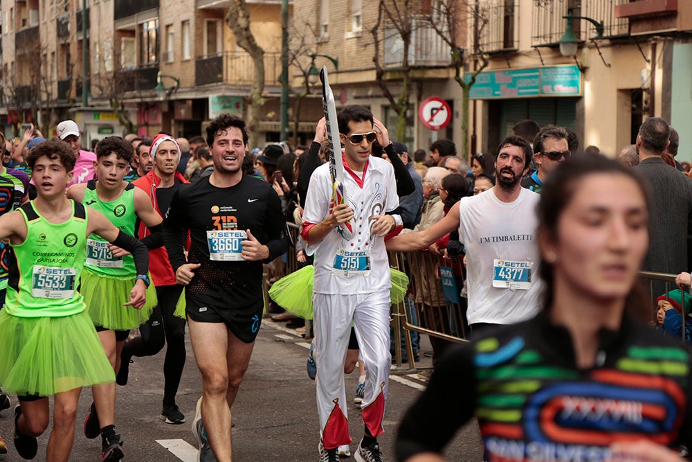 Fotos: Las Arañas ganan el concurso de disfraces de la San Silvestre por delante de Gondoleras y Fregonas