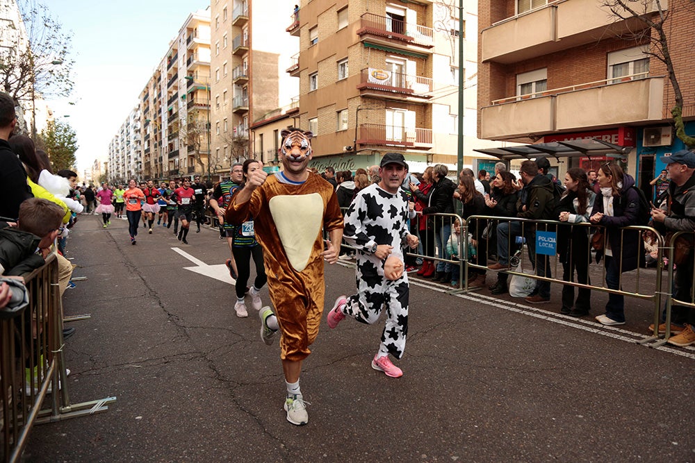 Fotos: Las Arañas ganan el concurso de disfraces de la San Silvestre por delante de Gondoleras y Fregonas
