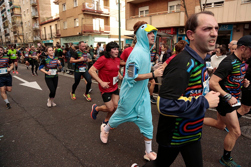 Fotos: Las Arañas ganan el concurso de disfraces de la San Silvestre por delante de Gondoleras y Fregonas