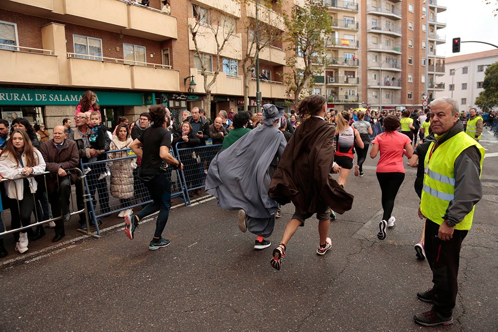 Fotos: Las Arañas ganan el concurso de disfraces de la San Silvestre por delante de Gondoleras y Fregonas
