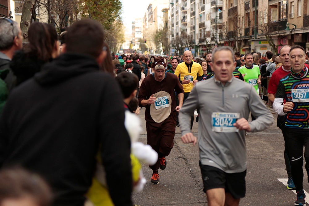 Fotos: Las Arañas ganan el concurso de disfraces de la San Silvestre por delante de Gondoleras y Fregonas