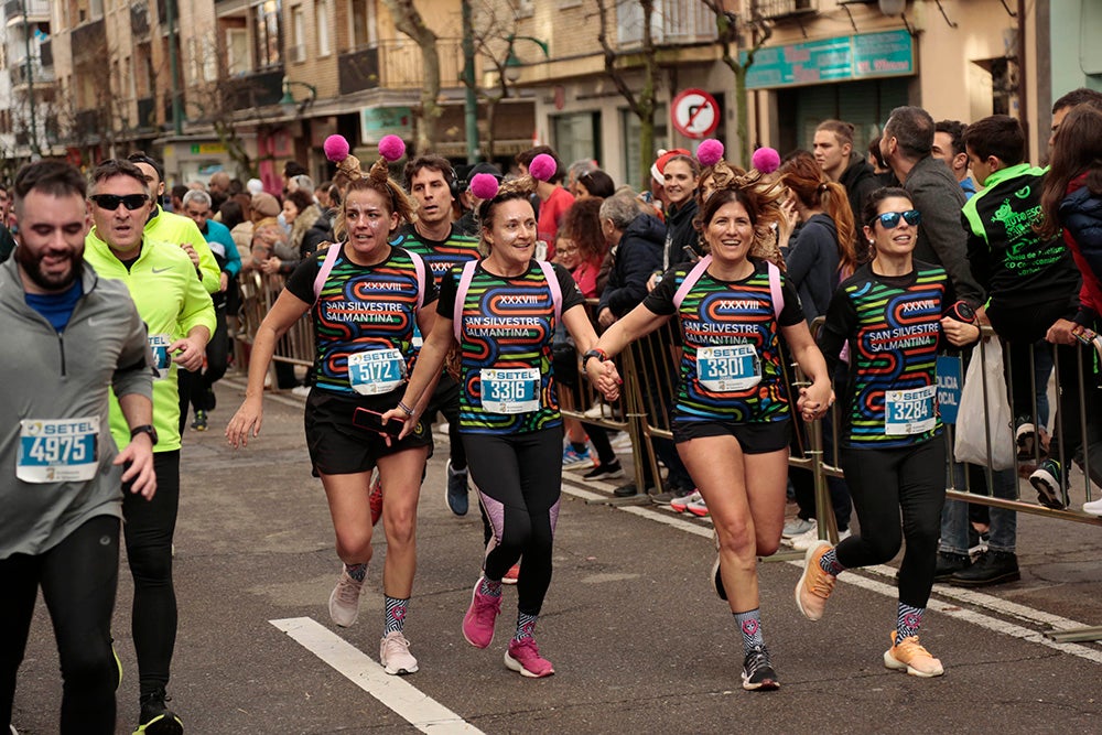 Fotos: Las Arañas ganan el concurso de disfraces de la San Silvestre por delante de Gondoleras y Fregonas
