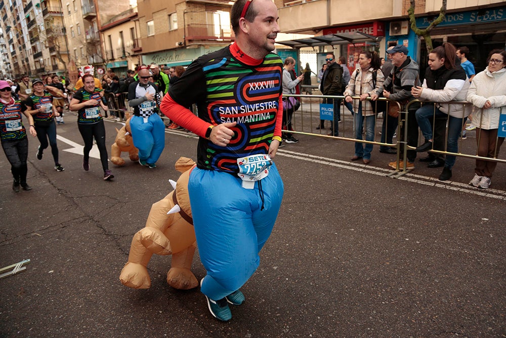 Fotos: Las Arañas ganan el concurso de disfraces de la San Silvestre por delante de Gondoleras y Fregonas