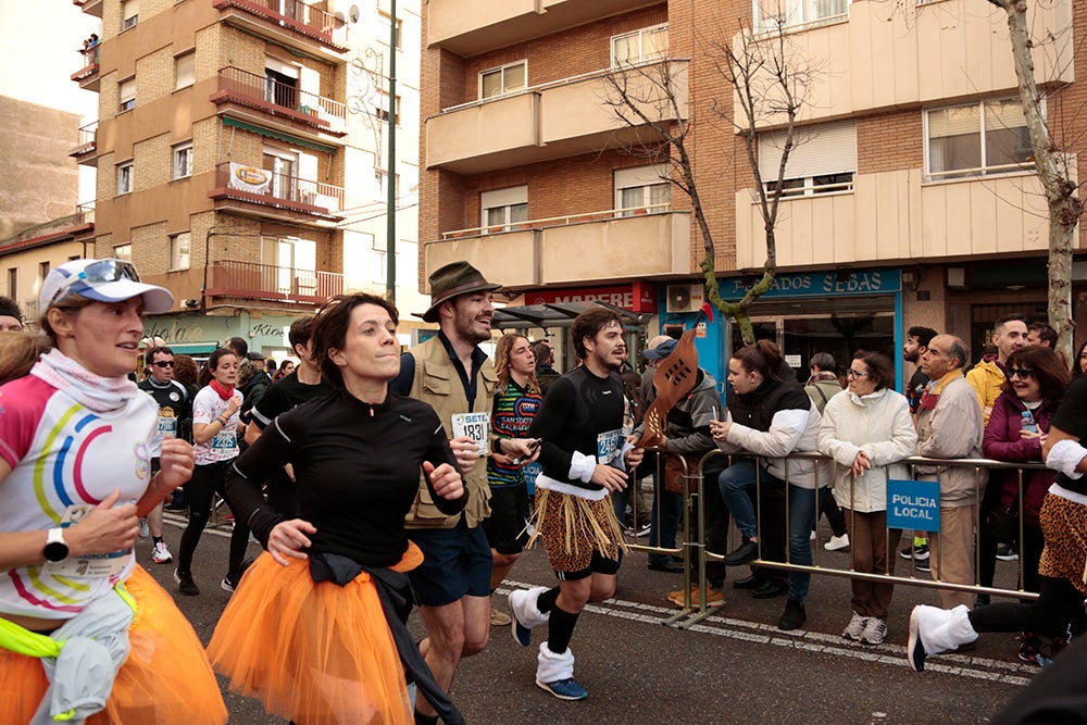 Fotos: Las Arañas ganan el concurso de disfraces de la San Silvestre por delante de Gondoleras y Fregonas