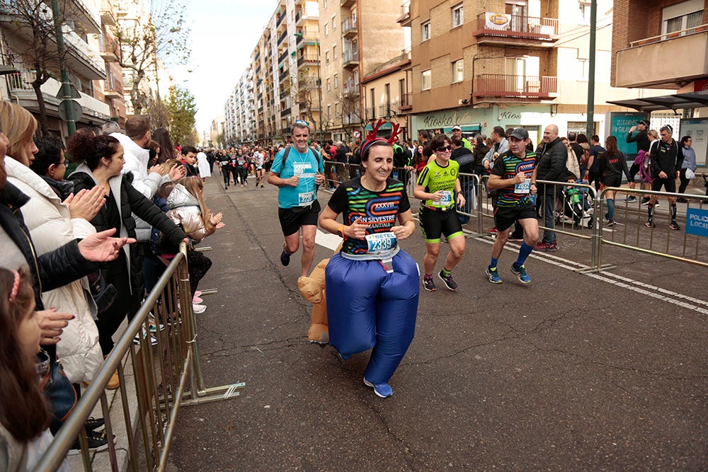 Fotos: Las Arañas ganan el concurso de disfraces de la San Silvestre por delante de Gondoleras y Fregonas