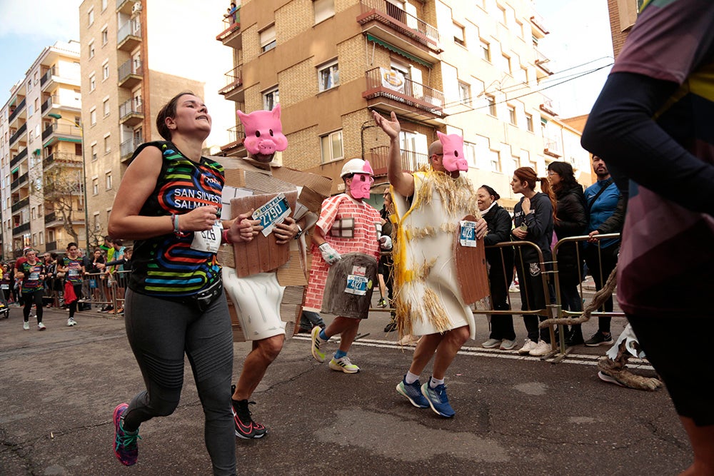 Fotos: Las Arañas ganan el concurso de disfraces de la San Silvestre por delante de Gondoleras y Fregonas
