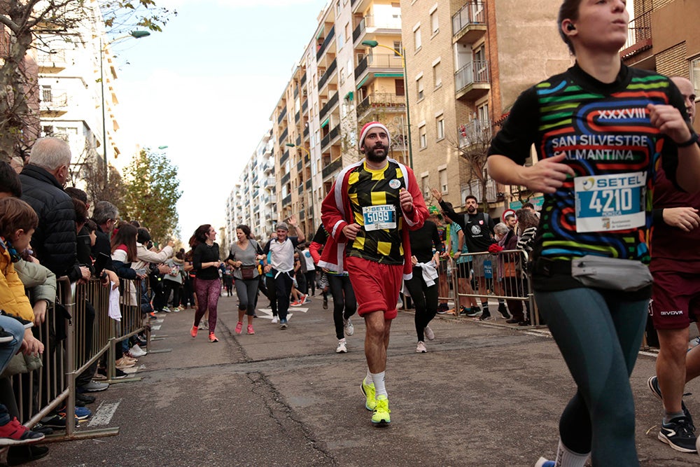 Fotos: Las Arañas ganan el concurso de disfraces de la San Silvestre por delante de Gondoleras y Fregonas