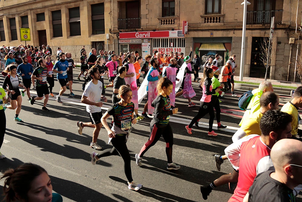 Fotos: Las Arañas ganan el concurso de disfraces de la San Silvestre por delante de Gondoleras y Fregonas