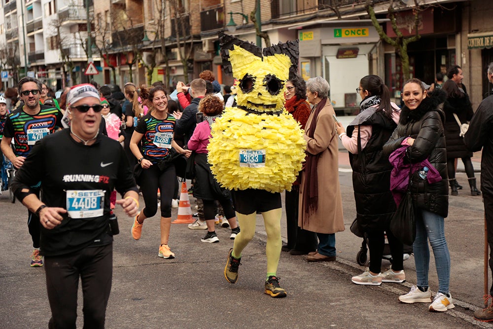 Fotos: Las Arañas ganan el concurso de disfraces de la San Silvestre por delante de Gondoleras y Fregonas