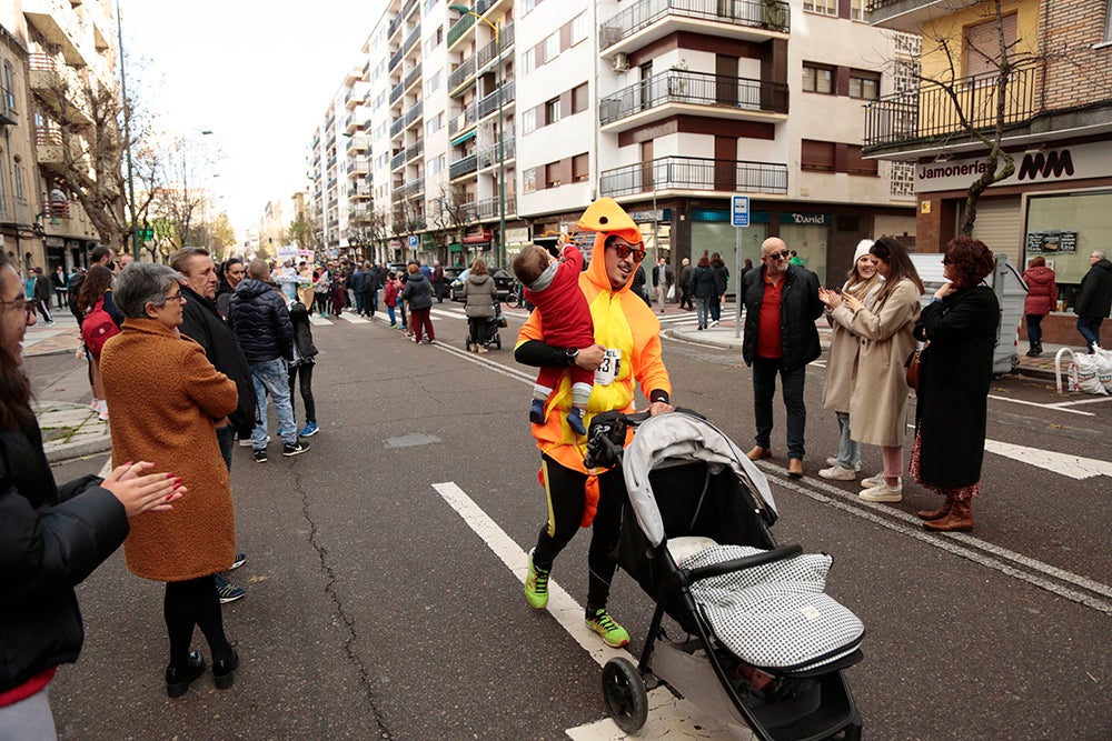 Fotos: Las Arañas ganan el concurso de disfraces de la San Silvestre por delante de Gondoleras y Fregonas