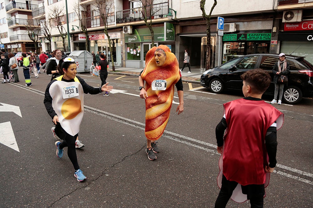 Fotos: Las Arañas ganan el concurso de disfraces de la San Silvestre por delante de Gondoleras y Fregonas