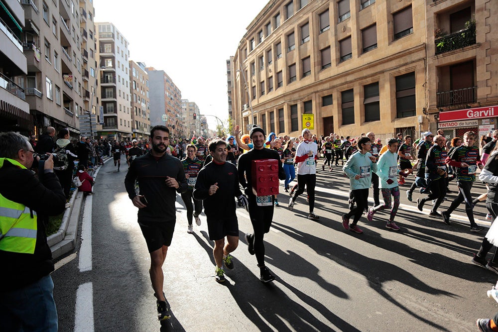 Fotos: Las Arañas ganan el concurso de disfraces de la San Silvestre por delante de Gondoleras y Fregonas