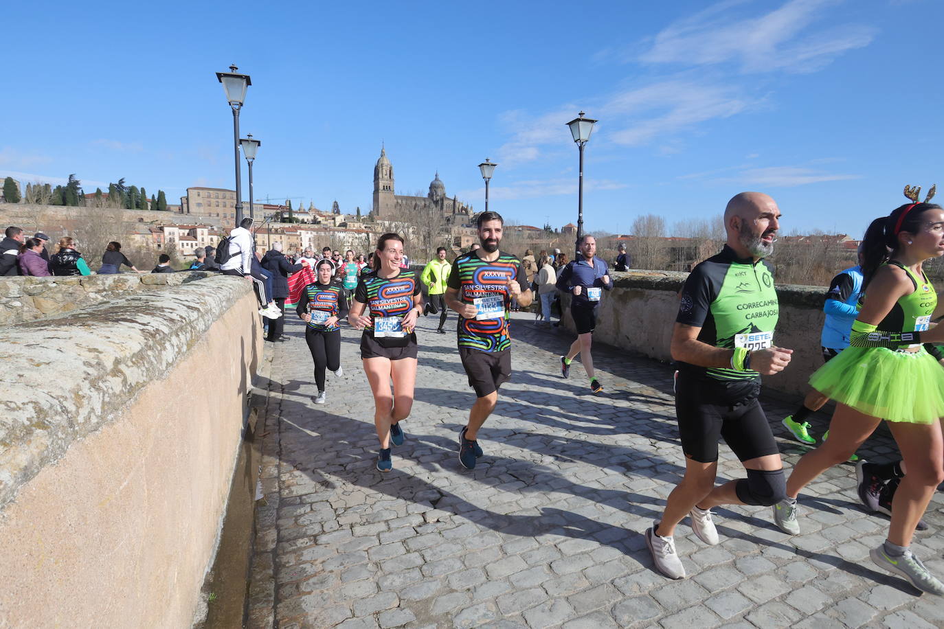 Fotos: Monumental paso de la San Silvestre por el Puente Romano de Salamanca