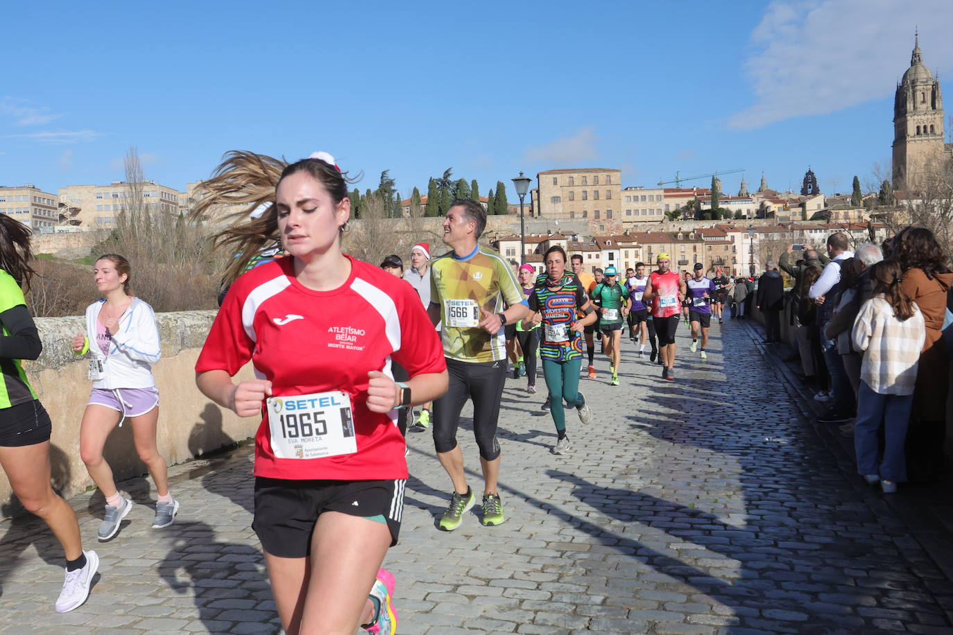 Fotos: Monumental paso de la San Silvestre por el Puente Romano de Salamanca
