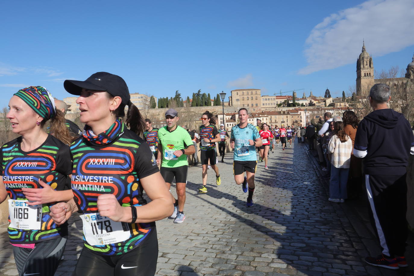 Fotos: Monumental paso de la San Silvestre por el Puente Romano de Salamanca