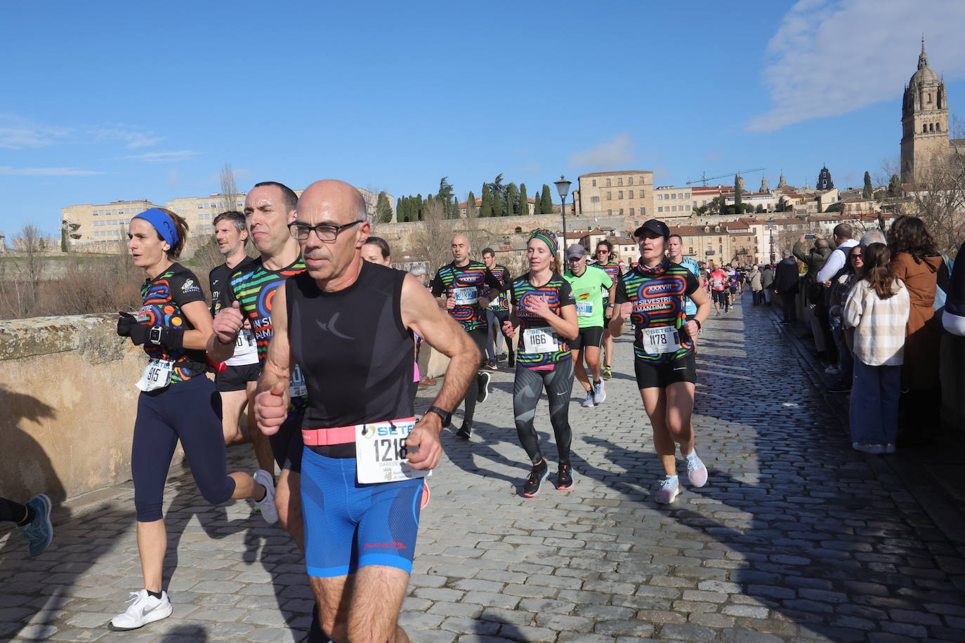 Fotos: Monumental paso de la San Silvestre por el Puente Romano de Salamanca