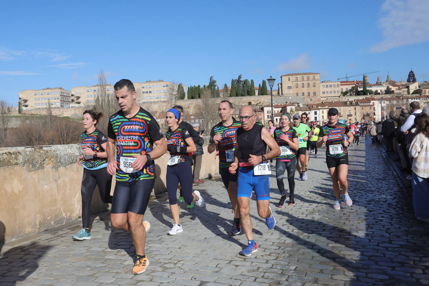 Fotos: Monumental paso de la San Silvestre por el Puente Romano de Salamanca