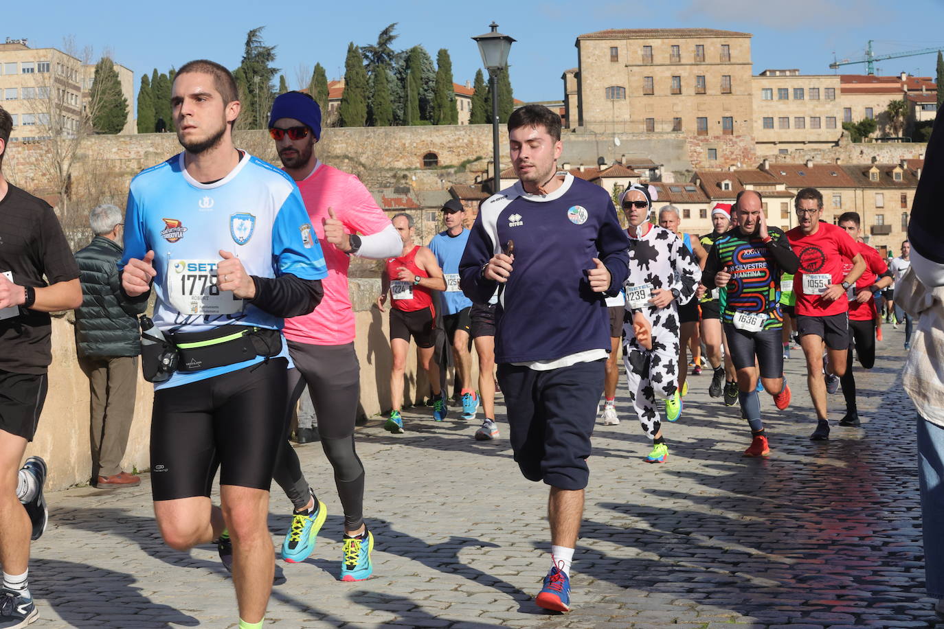 Fotos: Monumental paso de la San Silvestre por el Puente Romano de Salamanca