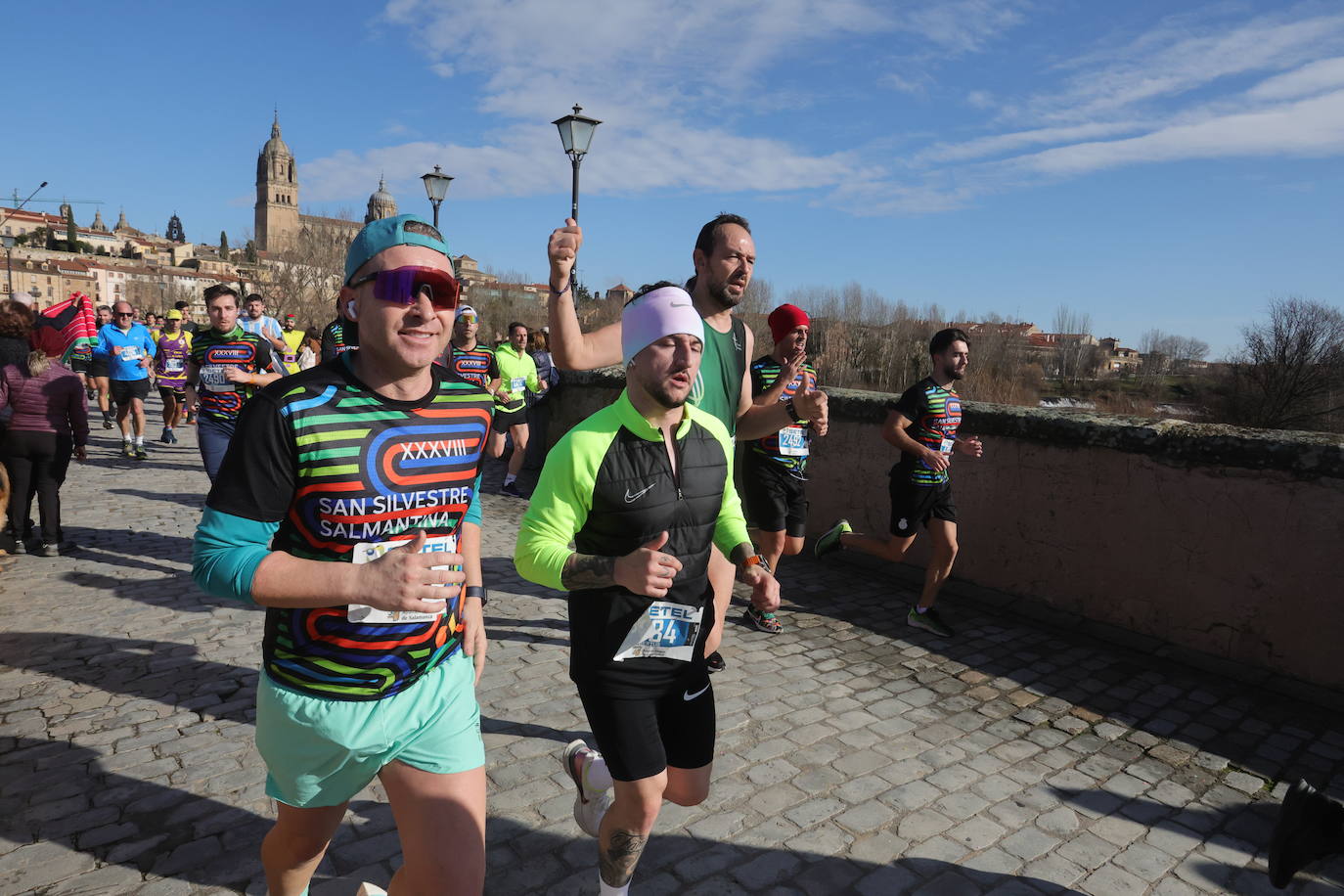 Fotos: Monumental paso de la San Silvestre por el Puente Romano de Salamanca