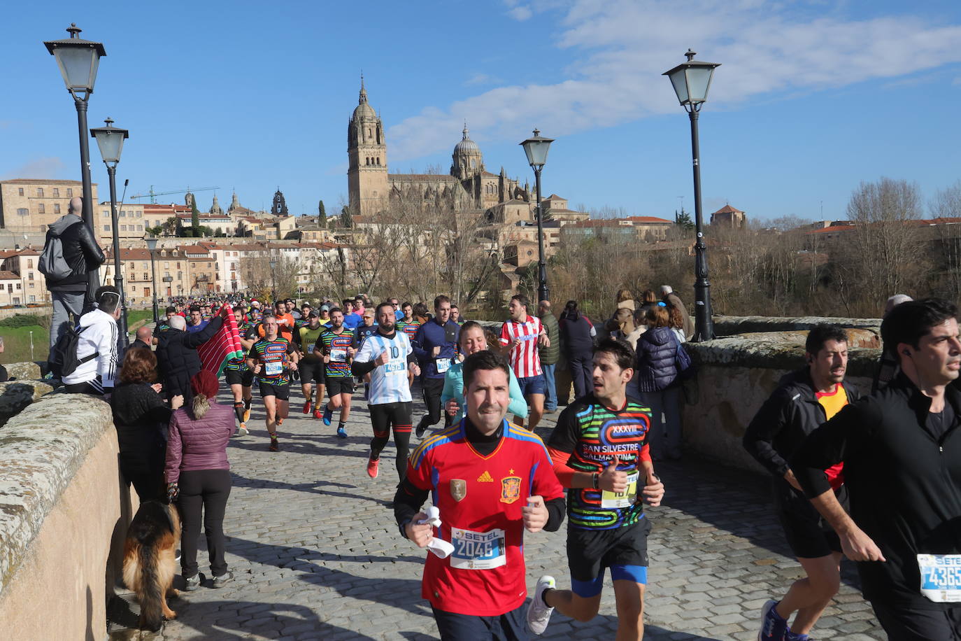Fotos: Monumental paso de la San Silvestre por el Puente Romano de Salamanca