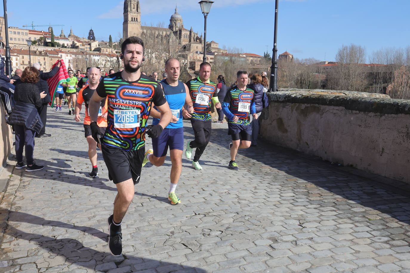 Fotos: Monumental paso de la San Silvestre por el Puente Romano de Salamanca