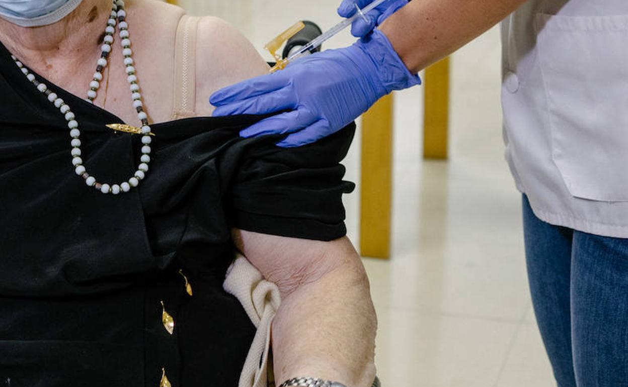 Una anciana recibiendo la dosis de recuerdo de la vacuna de la covid-19.