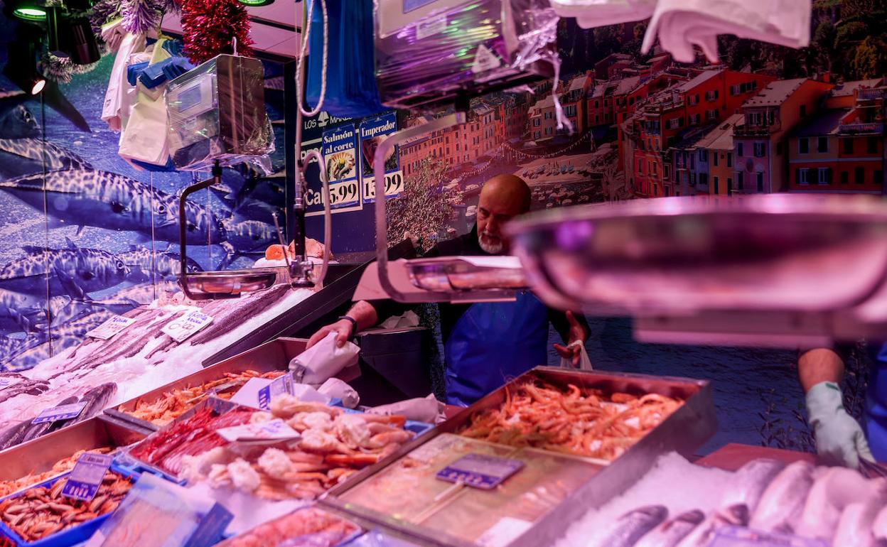 Venta de productos en una pescadería.