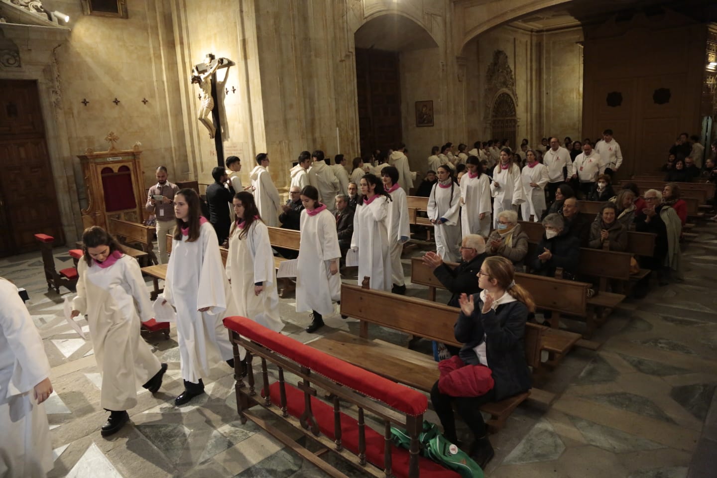 Fotos: Cantores recorren en procesión las calles de Salamanca y elogian la Navidad con un gran concierto