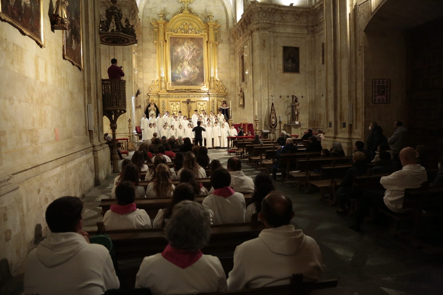 Fotos: Cantores recorren en procesión las calles de Salamanca y elogian la Navidad con un gran concierto