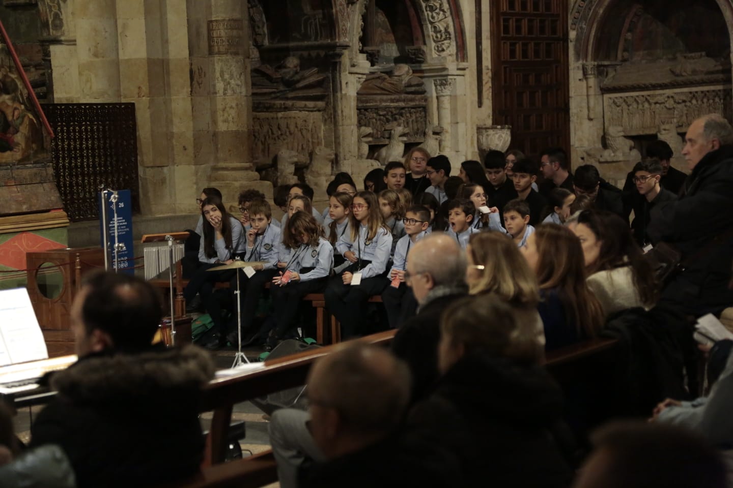 Fotos: Cantores recorren en procesión las calles de Salamanca y elogian la Navidad con un gran concierto