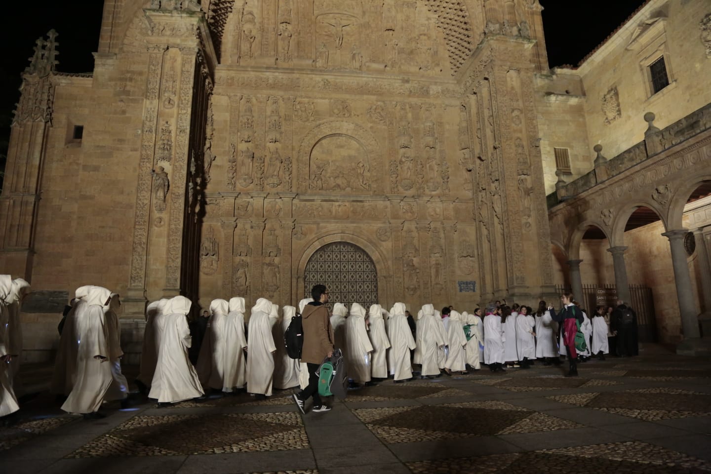 Fotos: Cantores recorren en procesión las calles de Salamanca y elogian la Navidad con un gran concierto