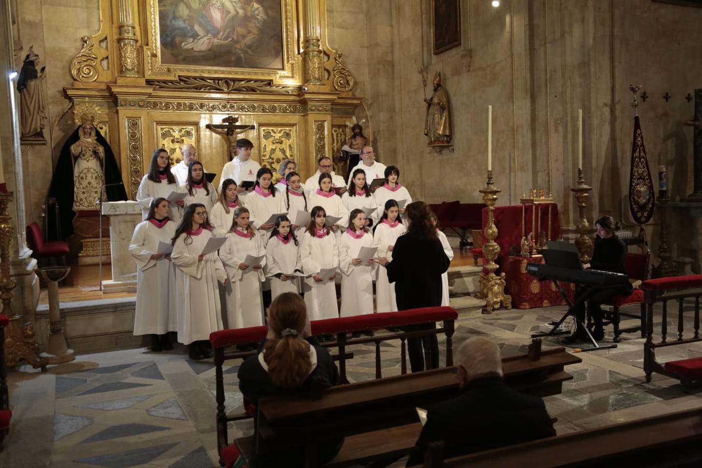 Fotos: Cantores recorren en procesión las calles de Salamanca y elogian la Navidad con un gran concierto