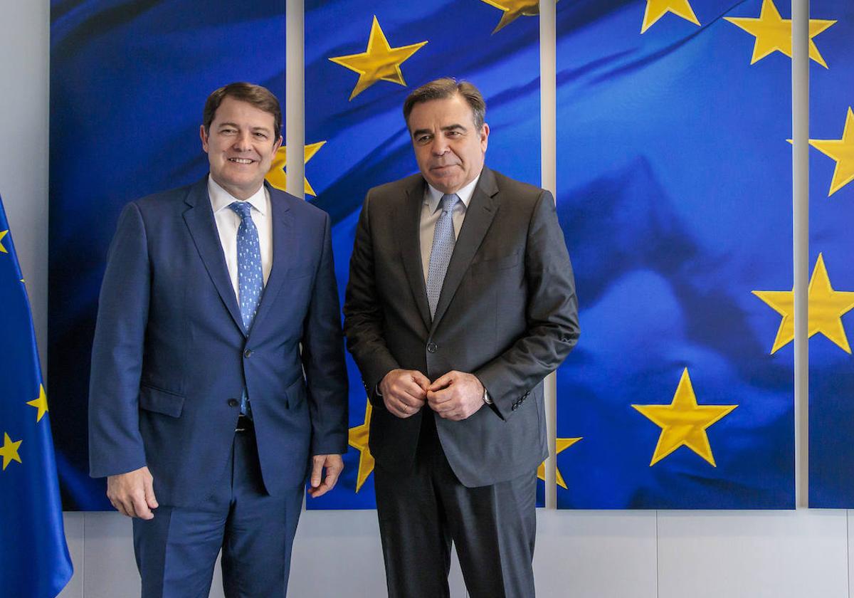 El presidente de la Junta, junto al vicepresidente de la Comisión Europa, Margaritis Schimas.