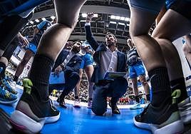 Pepe Vázquez da instrucciones a las jugadoras de Avenida durante un tiempo muerto este martes en Praga.