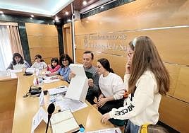 El alcalde de Carbajosa, junto con los jóvenes participantes en el Consejo de Niños y Adolescentes.