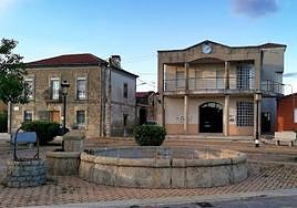 Ayuntamiento de Encinasola de los Comendadores, en la plaza Gonzalo Iglesias.