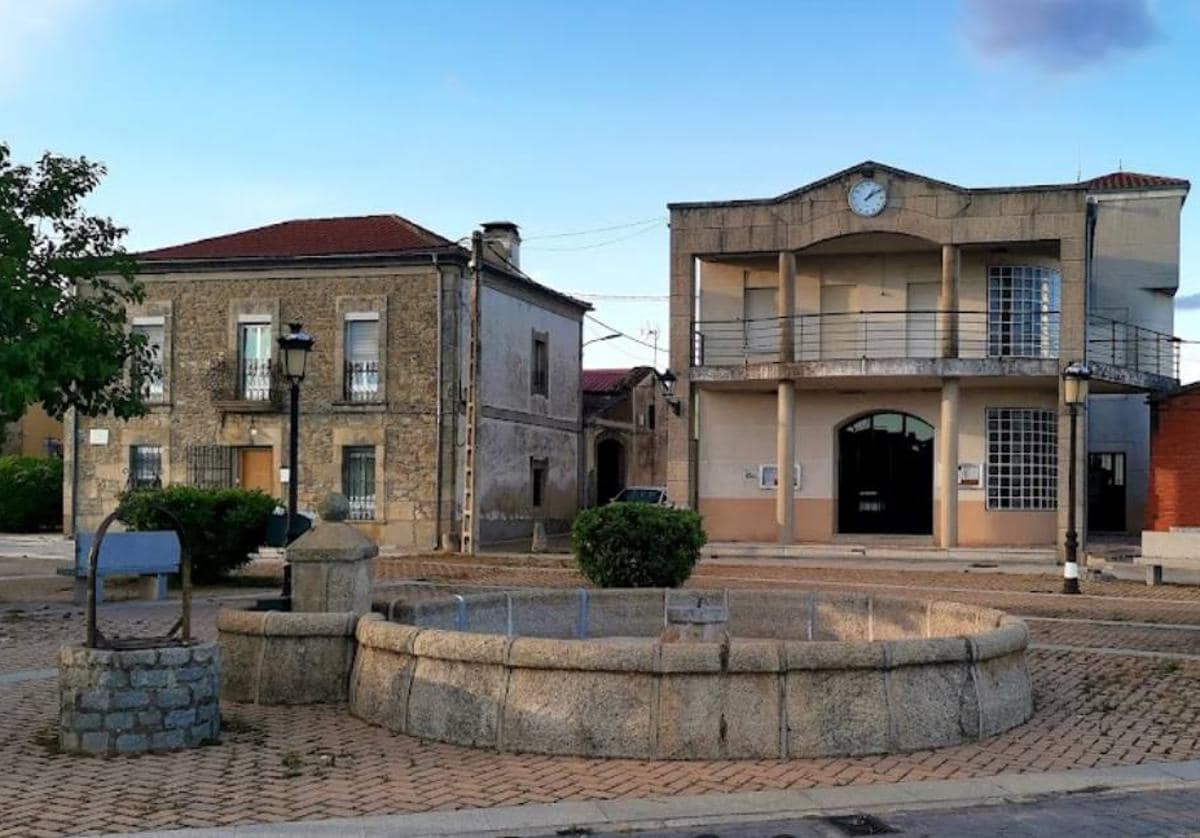 Ayuntamiento de Encinasola de los Comendadores, en la plaza Gonzalo Iglesias.