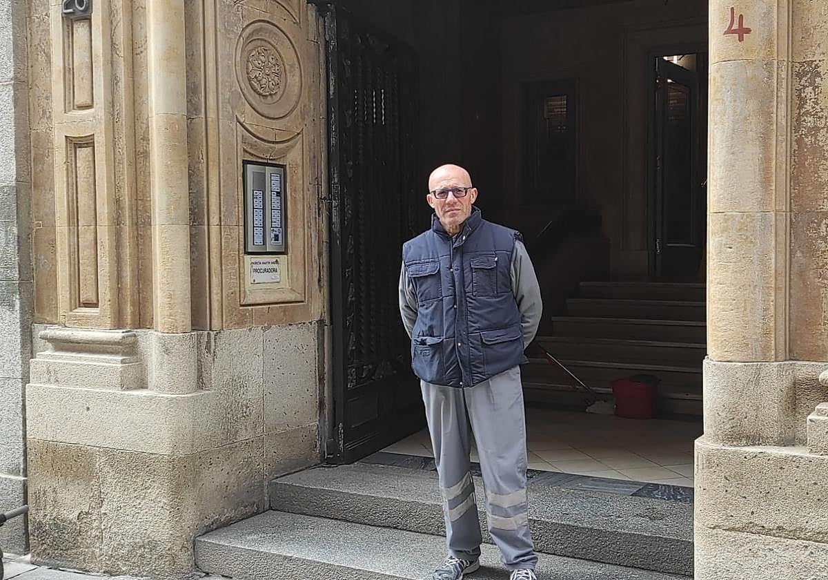 Heliodoro Velasco, delante del portal del inmueble que atiende como portero.