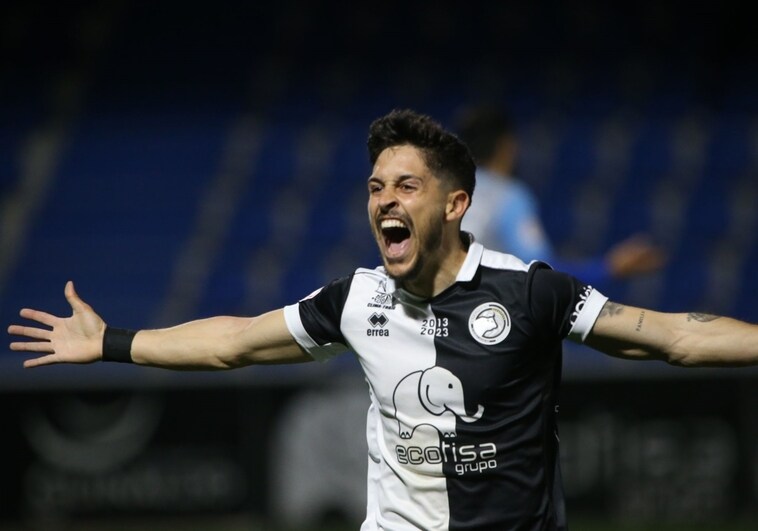 Ramón Blázquez celebra el 1-0 en la reanudación del partido