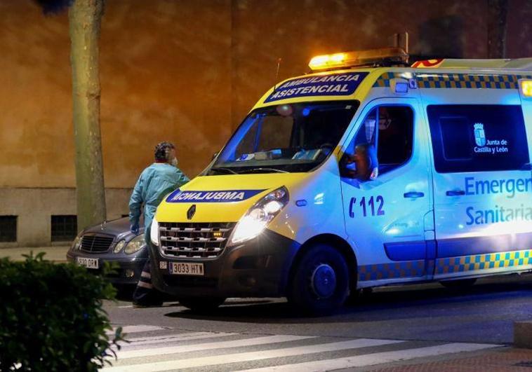 Imagen de archivo de una ambulancia en Salamanca.