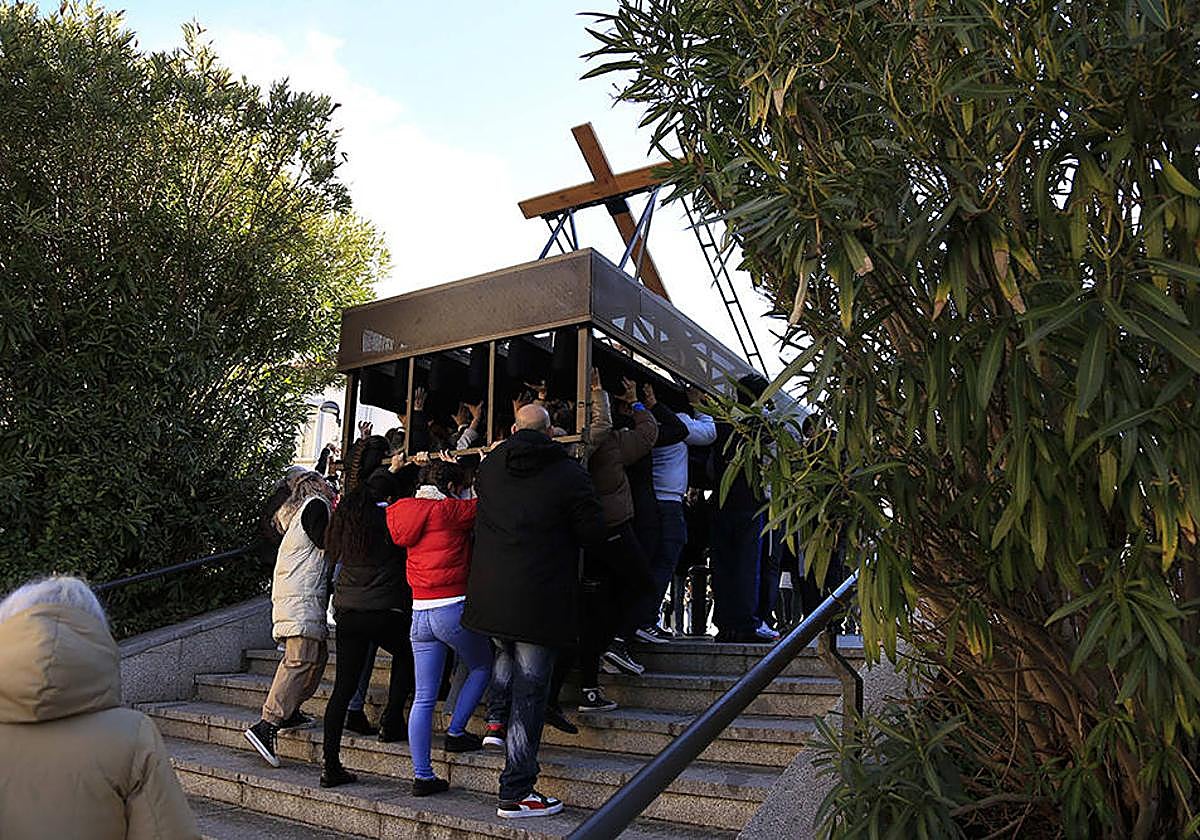 Solidaridad cofrade entre varales y partituras