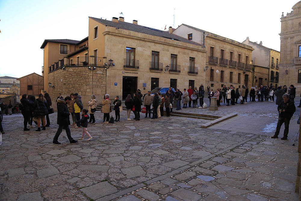 Solidaridad cofrade entre varales y partituras