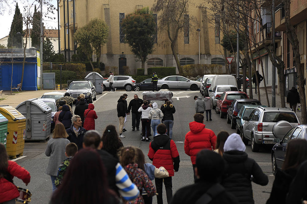 Solidaridad cofrade entre varales y partituras