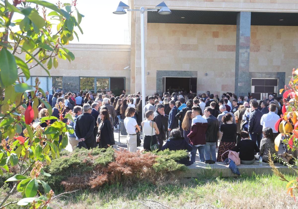 Multitudinario adiós a Ángel Basas y su hijo Carlos en Salamanca